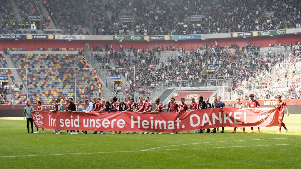 Die Spieler von Fortuna Düsseldorf bedanken sich bei ihren Zuschauern mit einem Banner mit der Aufschrift „Ihr seid unsere Heimat. DANKE!“