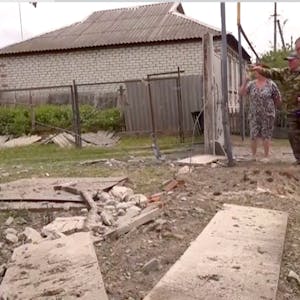 Russische Soldaten und Sicherheitsbeamte untersuchen ein Gebäude in Belgorod, das nach Kämpfen in der grenznahen Stadt zur Ukraine beschädigt wurde.
