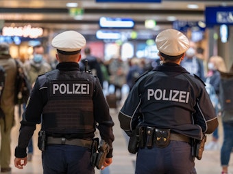 Polizeibeamte patrouillieren im Kölner Hauptbahnhof.