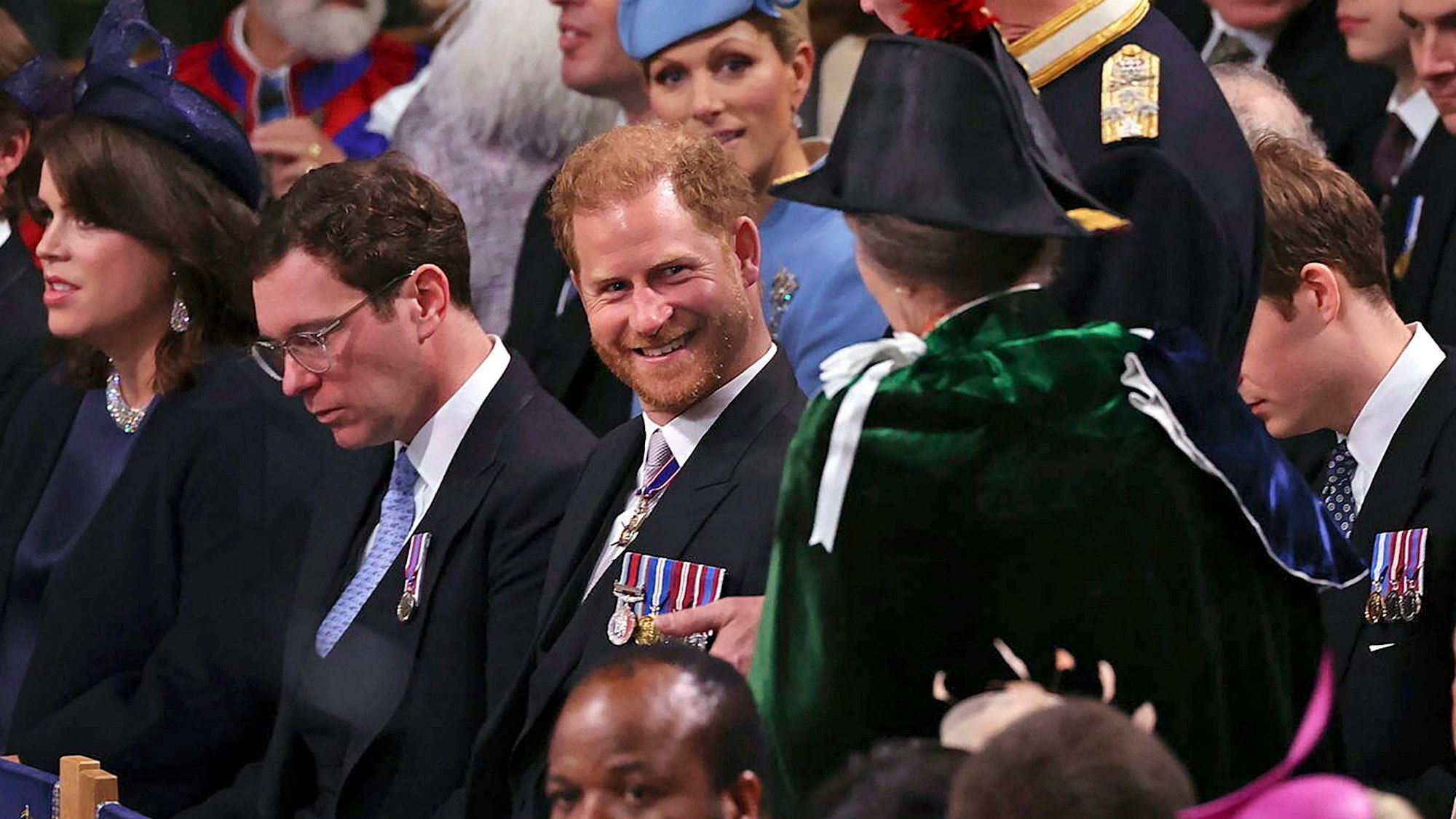 Prinz Harry spricht und lacht mit Prinzessin Anne in der Westminster Abbey.