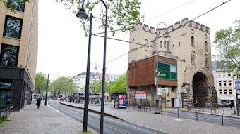 Das Bild zeigt die Hahnentorburg am Rudolfplatz.