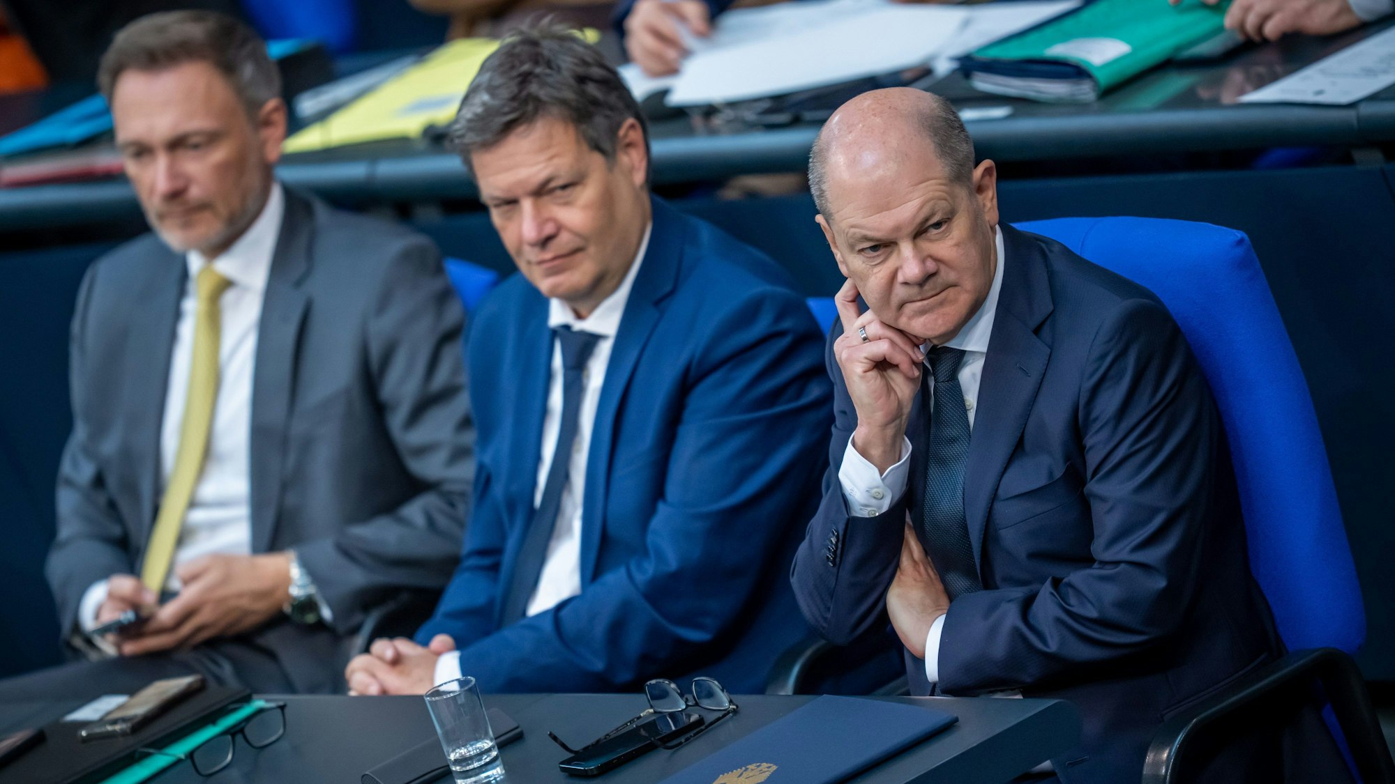 Christian Lindner (FDP), Bundesminister der Finanzen, (l-r) sitzt neben Robert Habeck (Bündnis 90/Die Grünen), Bundesminister für Wirtschaft und Klimaschutz, und Bundeskanzler Olaf Scholz (SPD) auf der Regierungsbank im Bundestag. (Archivbild)