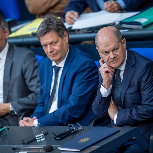 Christian Lindner (FDP), Bundesminister der Finanzen, (l-r) sitzt neben Robert Habeck (Bündnis 90/Die Grünen), Bundesminister für Wirtschaft und Klimaschutz, und Bundeskanzler Olaf Scholz (SPD) auf der Regierungsbank im Bundestag. (Archivbild)