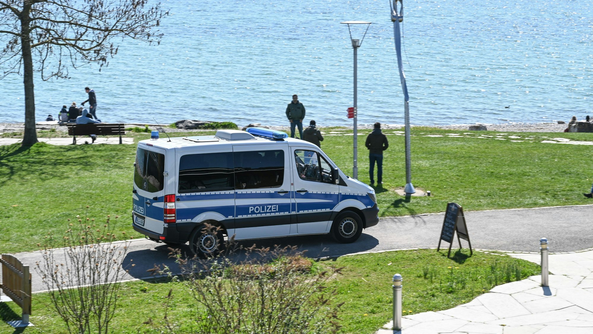 Ein Einsatzwagen der Polizei am Ufer des Bodensees (Archivfoto).