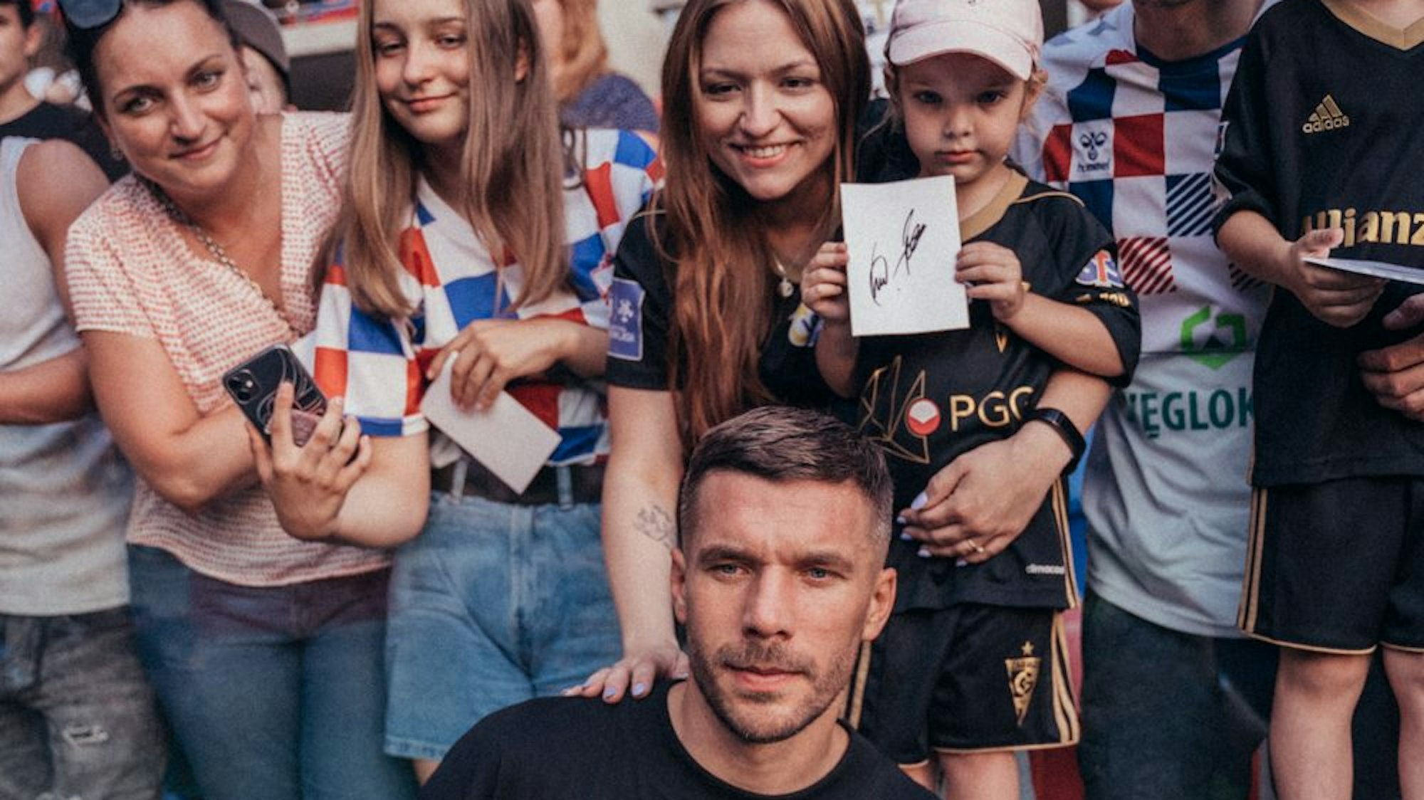 Sucht den Kontakt zu den Fans: Lukas Podolski bei einem Foto mit Anhängern von Gornik Zabrze