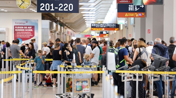 &nbsp;Passagiere stehen am Samstag-Vormittag in einer Schlange von mehreren hundert Metern für die Sicherheitskontrolle am Flughafen Köln Bonn an.&nbsp;