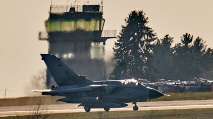 Ein Tornado-Kampfflugzeug der Bundesluftwaffe landet auf dem Fliegerhorst Büchel