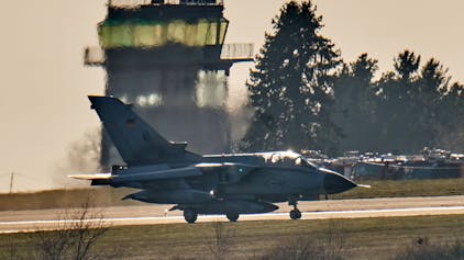 Ein Tornado-Kampfflugzeug der Bundesluftwaffe landet auf dem Fliegerhorst Büchel