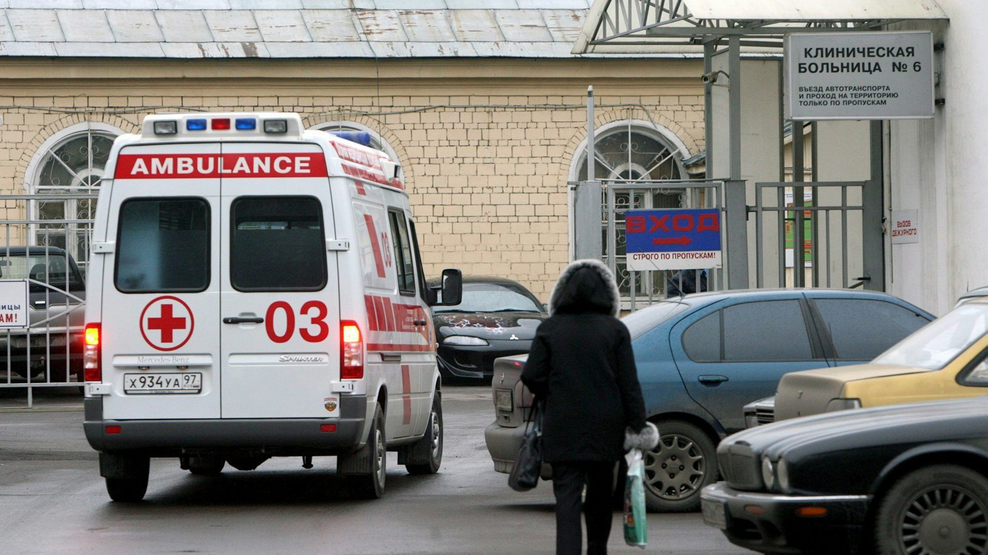 Ein Krankenwagen hält vor einem russischen Krankenhaus in Moskau. (Symbolbild)