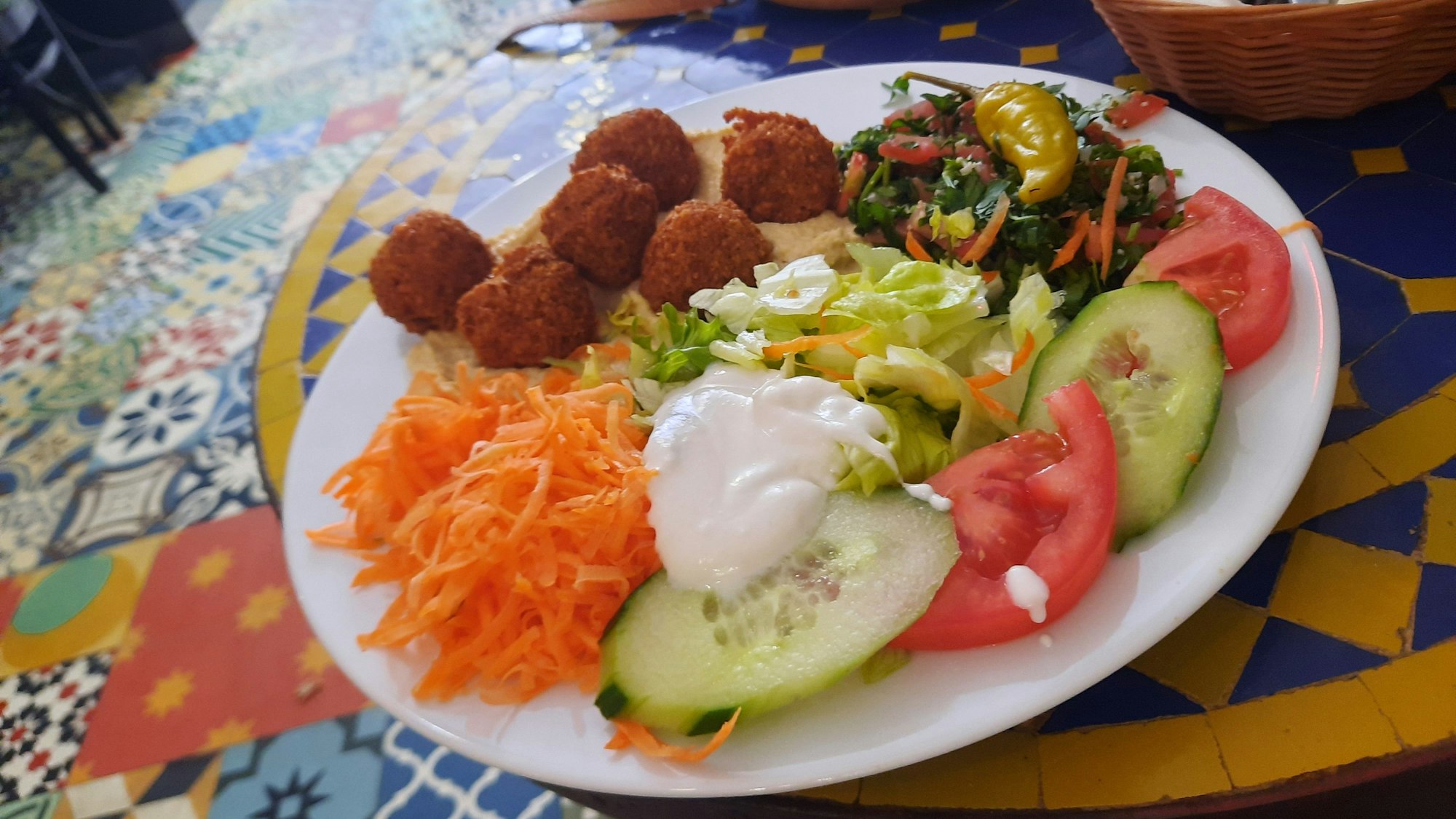 Ein Falafelteller mit Salat