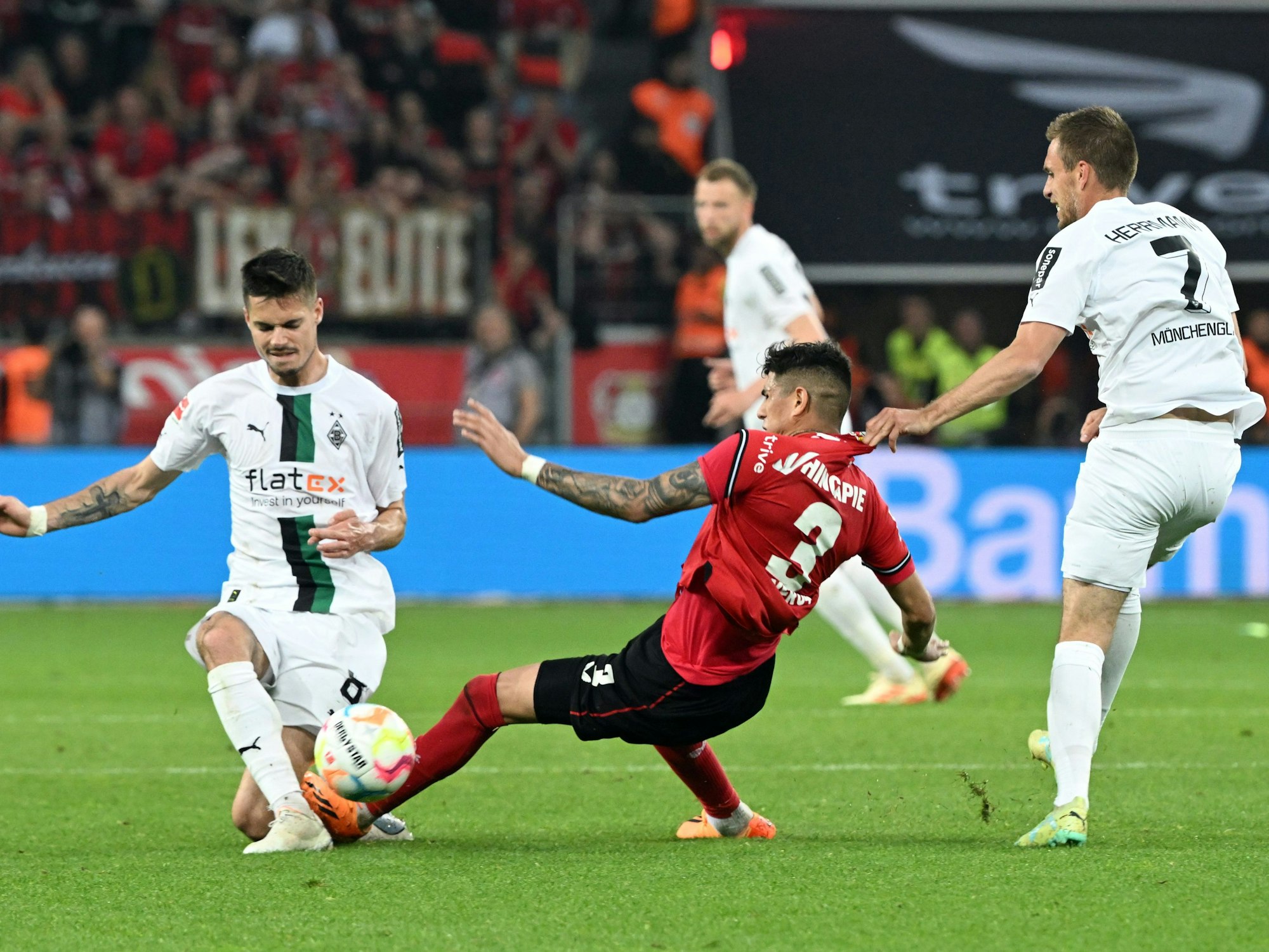 Leverkusens Piero Hincapie foult Mönchengladbachs Julian Weigl mit offener Sohle.