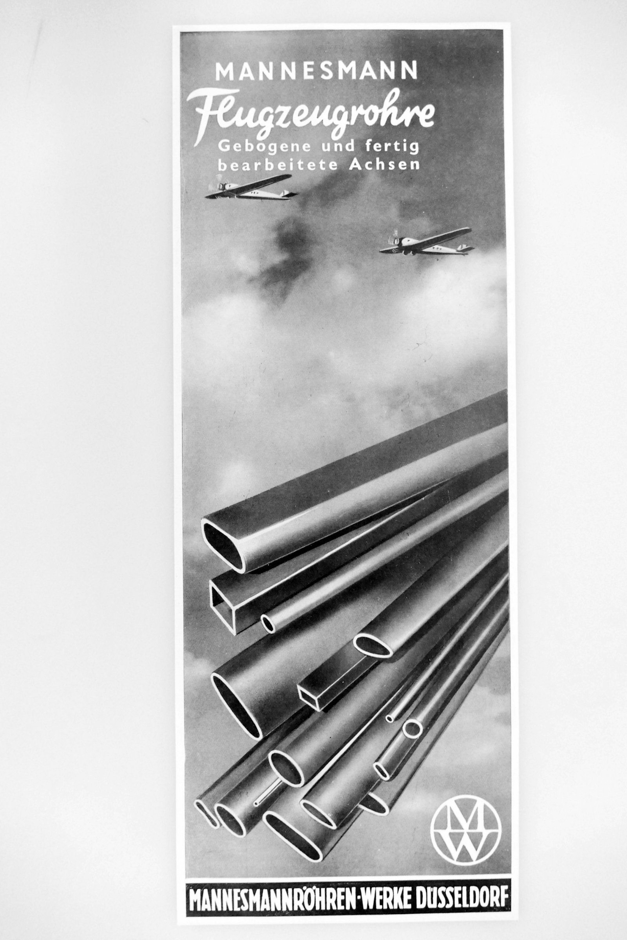 Werbeplakat für Flugzeugröhren aus dem Hause Mannesmann, noch in schwarzweiß.