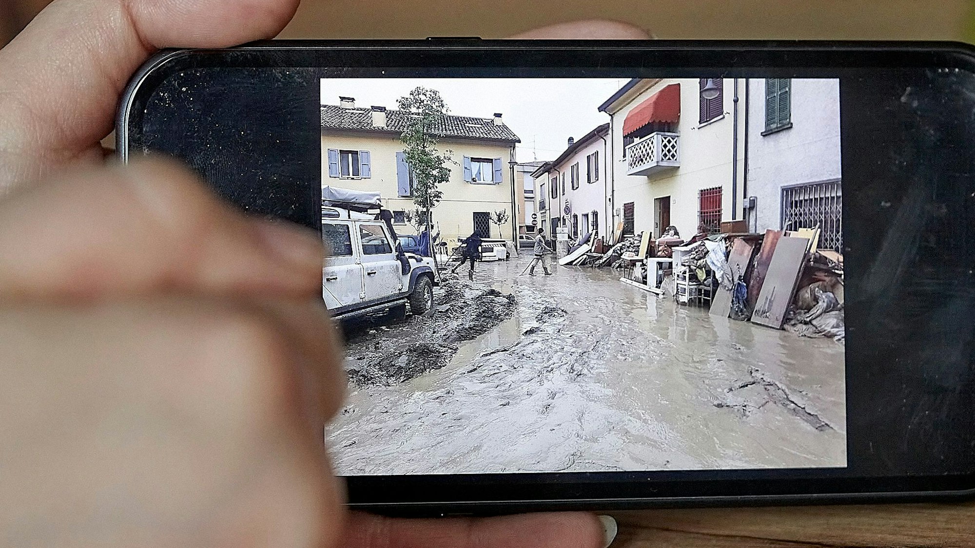 Fotos aus dem Flutgebiet auf einem Smartphone.
