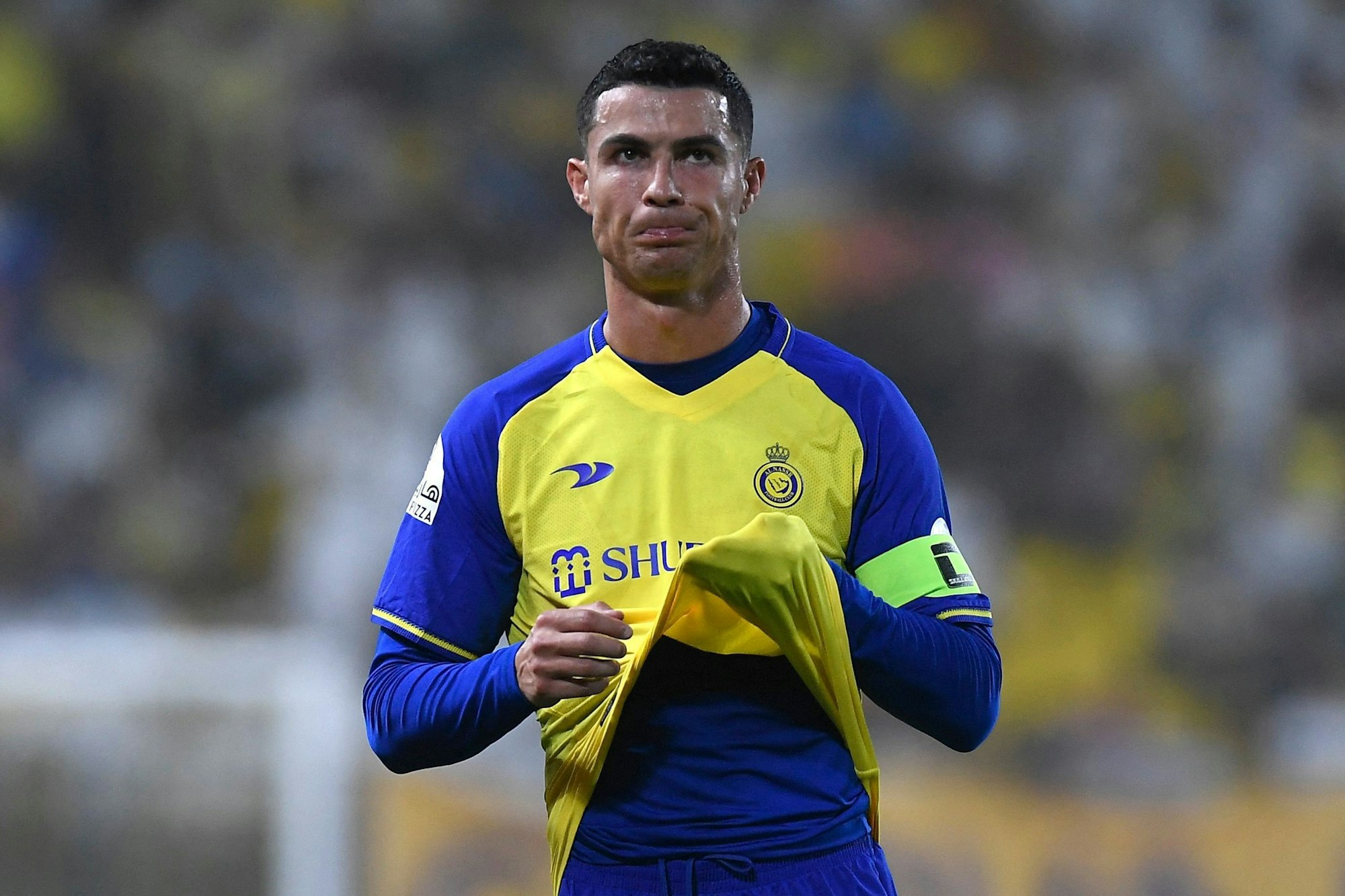 Cristiano Ronaldo blickt bei einem Spiel von Al-Nassr unzufrieden ins weite Rund.