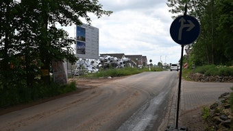 Das Foto zeigt die Baustelle in Erftstadt-Konradsheim. Dort ist es für Radfahrer und Fußgänger zu gefährlich, meint die Kreisverwaltung, und hat die K 44 für sie in diesem Bereich gesperrt.