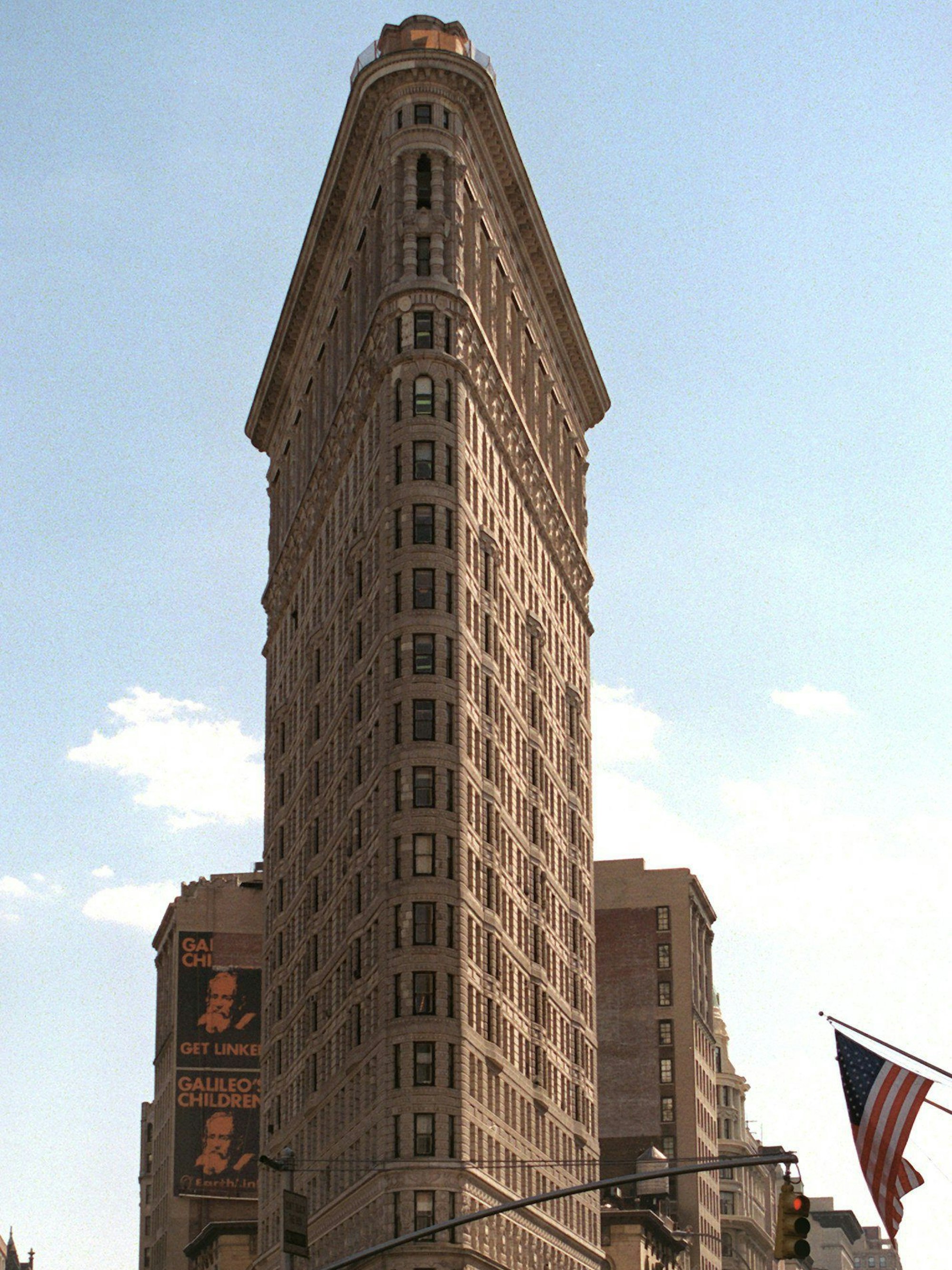 Das dreieckige „Bügeleisen-Gebäude“ gehört zu den beliebtesten Sehenswürdigkeiten von New York. Hier zu sehen ohne Gerüst.