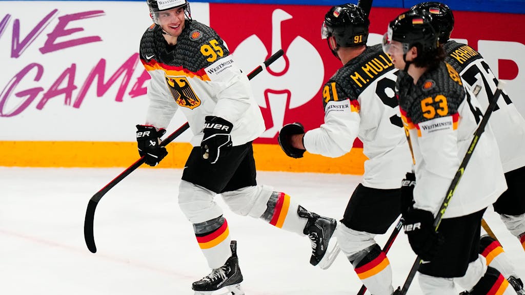 Die deutschen Spieler jubeln bei der Eishockey-WM über das gebuchte Viertelfinal-Ticket.