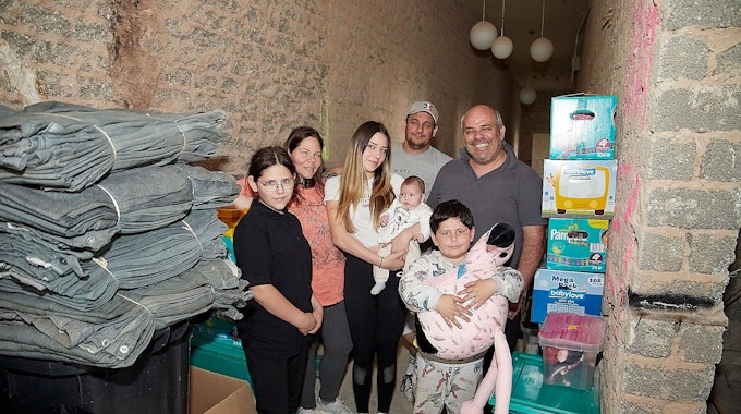 Die Gemünder Familie Uccello mit den Hilfsgütern für Italien, die in einem nach der Flut noch nicht sanierten Haus gestapelt sind.