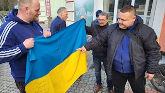 Der ukrainische Pfarrer Sasha Koropets (r.) überreichte Manuel Weber zum Dank die signierte Flagge einer Armeeeinheit.