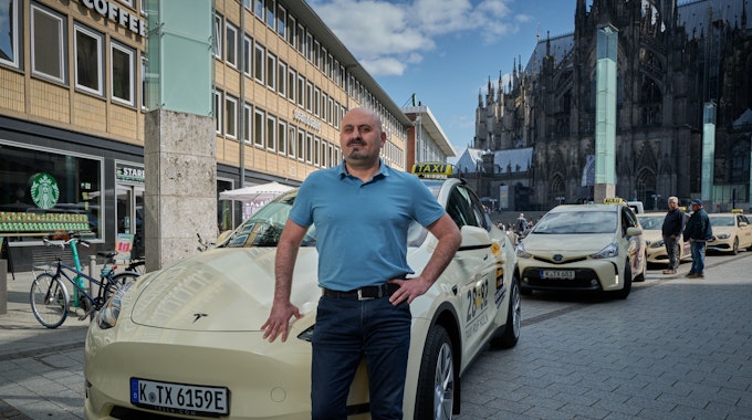 Das einzige Tesla-Taxi Kölns wird von Recep Özdemir gefahren.