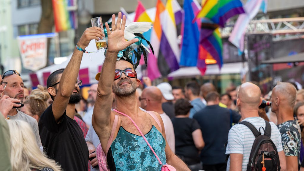Menschen feiern das CSD-Straßenfest in Köln am 1. Juli 2022.