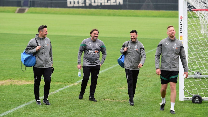 Das Trainerteam von Borussia Mönchengladbach beim Training im Borussia-Park am 11. Mai 2023. Zu sehen sind (v. l.) Co-Trainer Edmund Riemer, Trainer Daniel Farke, Co-Trainer Christopher John und Athletiktrainer Chris Domogalla.