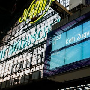 Auf einer Anzeigetafel im Kölner Hauptbahnhof steht „kein Zugverkehr“. Die Gewerkschaft EVG hatte in den vergangenen Wochen immer wieder zum Streik aufgerufen.