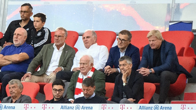 Karl-Heinz Rummenigge, Uli Hoeneß, Jan-Christian Dreesen und Oliver Kahn vom FC Bayern sitzen auf der Tribüne und verfolgen das Spiel des FC Bayern.&nbsp;