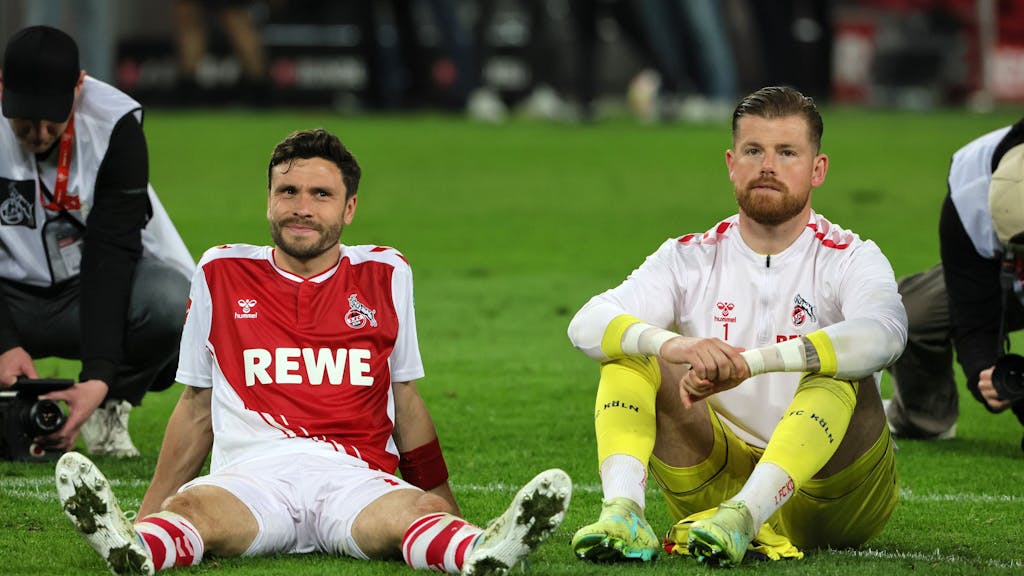 Jonas Hector und Timo Horn sitzen vor der Südkurve des 1. FC Köln.
