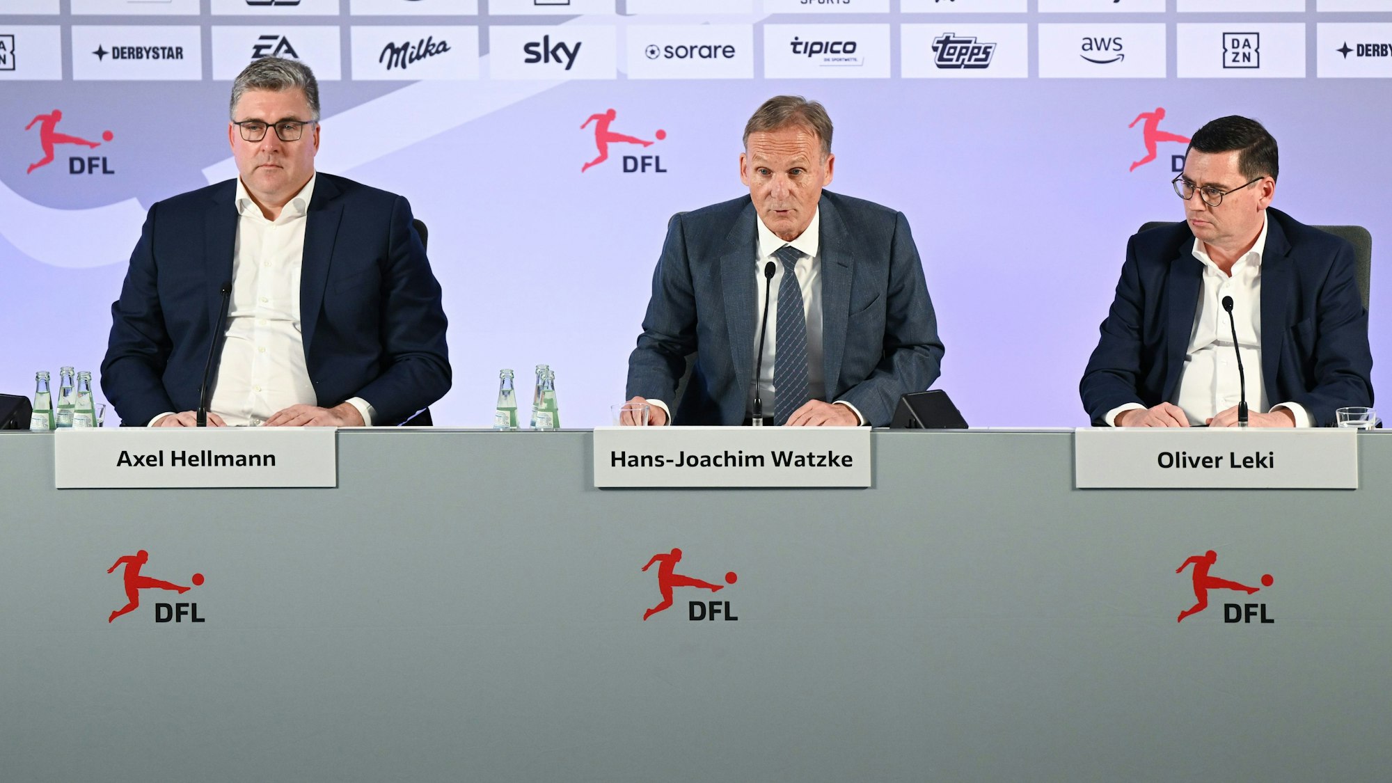 Axel Hellmann (l-r), Vorstandssprecher Eintracht Frankfurt  und einer der beiden Geschäftsführer der DFL GmbH, Hans-Joachim Watzke, Geschäftsführer von Borussia Dortmund und DFL-Aufsichtsratsvorsitzender, und Oliver Leki, Finanzvorstand vom SC Freiburg und einer der beiden Geschäftsführer der DFL GmbH