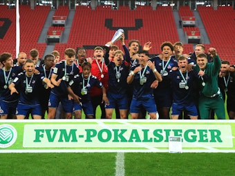 FC-Kapitän Meiko Wäschenbach reckt den FVM-Pokal in die Höhe.