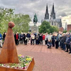 Kundgebung vor einem Mahnmal für den Genozid an Armeniern, im Hintergrund das Reiterdenkmal und der Kölner Dom.&nbsp;