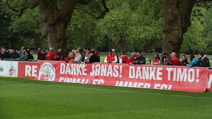 Beim Training des 1. FC Köln hängt ein Banner für Jonas Hector und Timo Horn an der Bande.