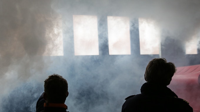 Beamte der Bundespolizei simulieren mit einer Nebelmaschine einen Einsatz (Archivfoto).