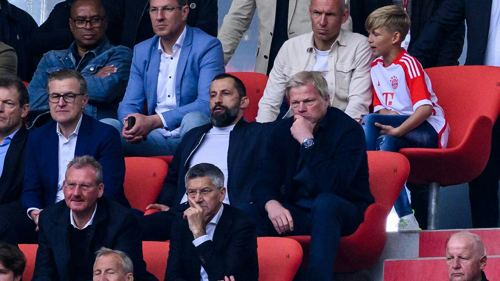 Münchens Sportvorstand Hasan Salihamidzic (M) und Münchens Vorstandsvorsitzender Oliver Kahn (r) sitzen auf der Tribüne. Links sitzt Finanzvorstand Jan-Christian Dreesen, der angeblich Kandidat für die Kahn-Nachfolge sein soll.