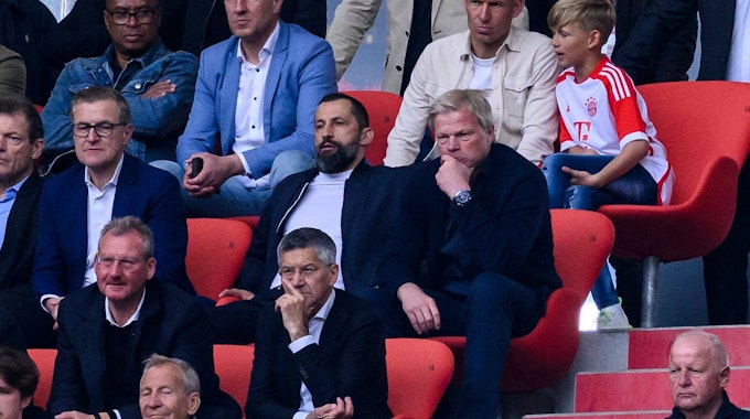 Münchens Sportvorstand Hasan Salihamidzic (M) und Münchens Vorstandsvorsitzender Oliver Kahn (r) sitzen auf der Tribüne. Links sitzt Finanzvorstand Jan-Christian Dreesen, der angeblich Kandidat für die Kahn-Nachfolge sein soll.