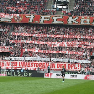 Die Fans des 1. FC Köln halten Transparente auf der Südtribüne.