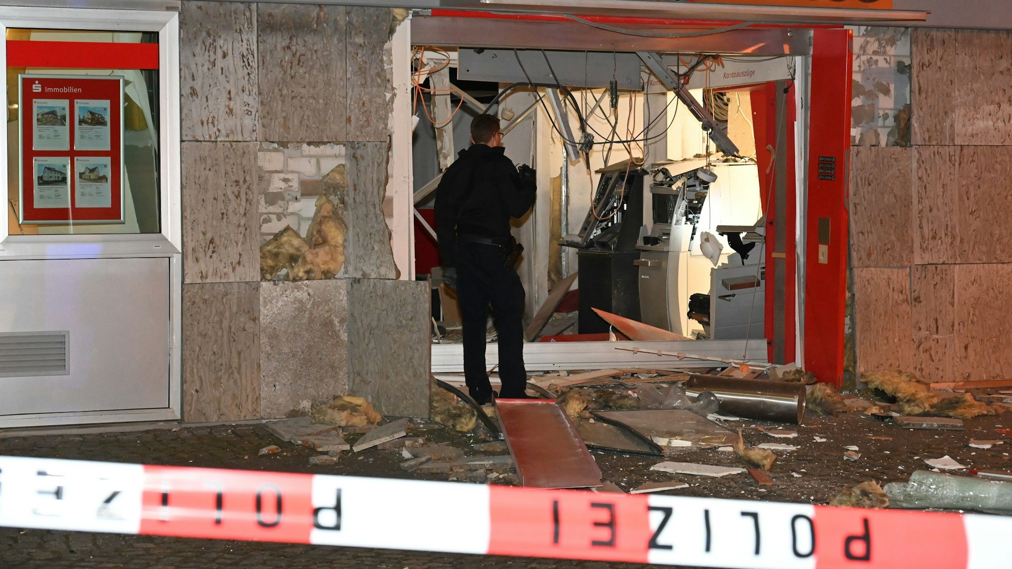 Auf dem Foto ist der völlig zerstörte Eingangsbereich der Bankfiliale zu sehen.