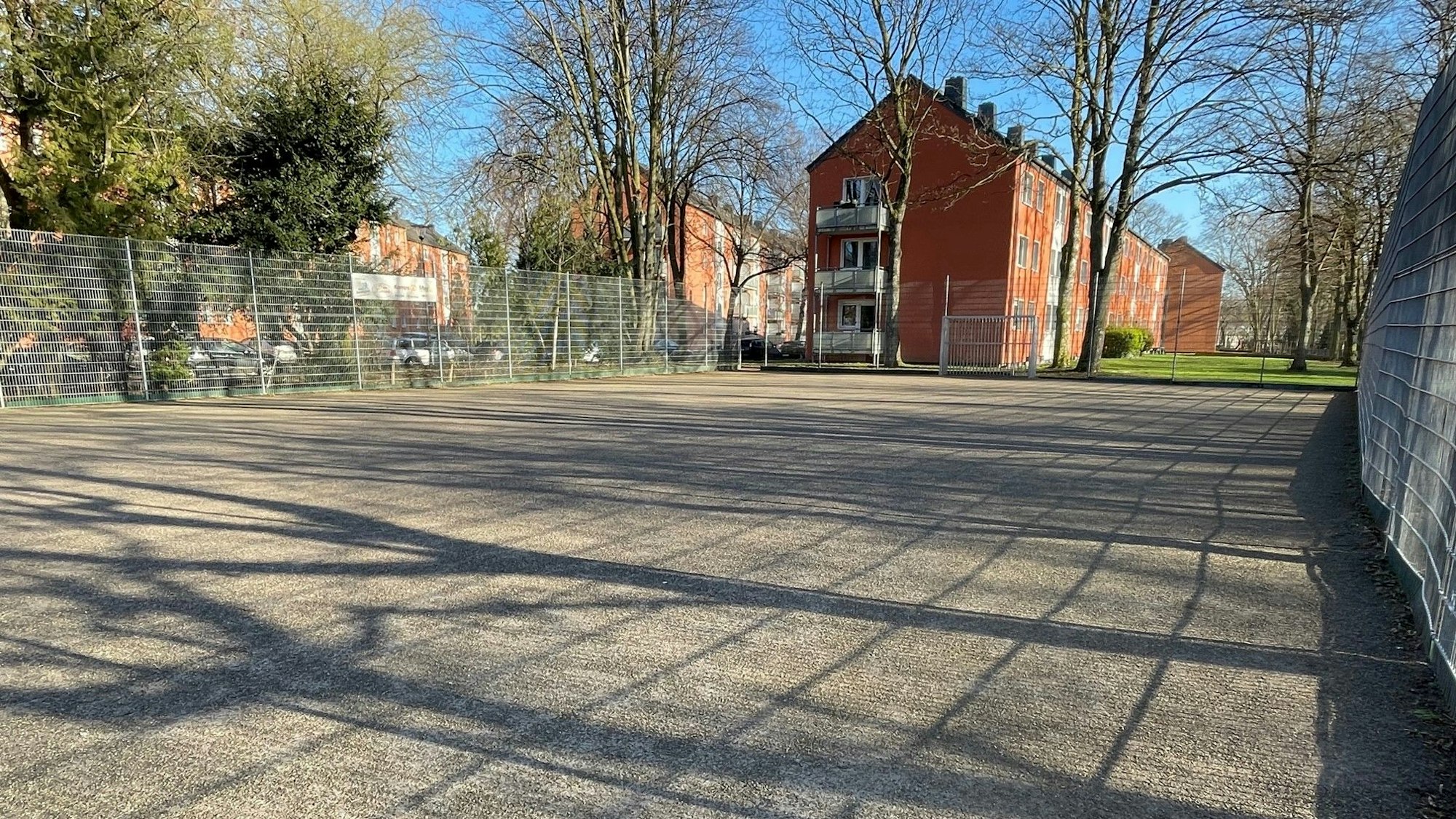 Der Bolzplatz in der Stegerwaldsiedlung wurde renoviert, ist jetzt ein Kunstrasen-Platz.