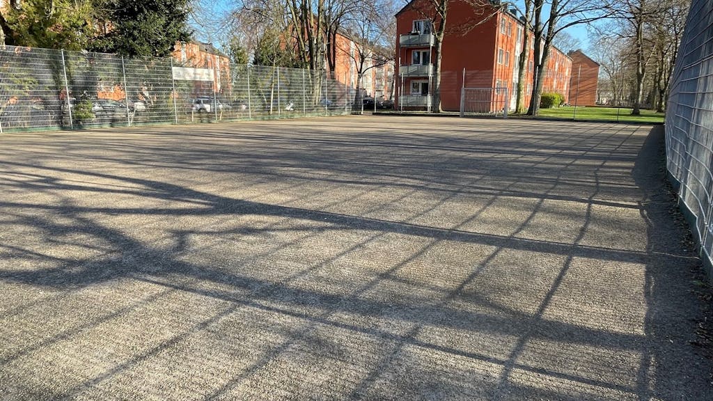 Der Bolzplatz in der Stegerwaldsiedlung wurde renoviert, ist jetzt ein Kunstrasen-Platz.