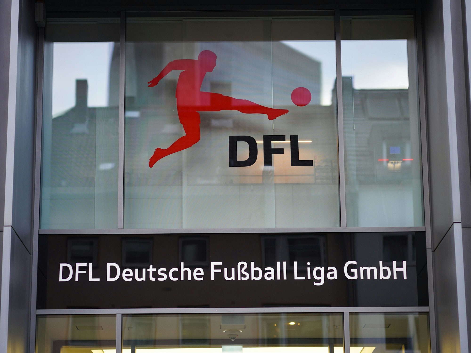 Das Logo der Deutschen Fußball Liga GmbH (DFL) am Eingang der DFL-Zentrale in Frankfurt/Main.