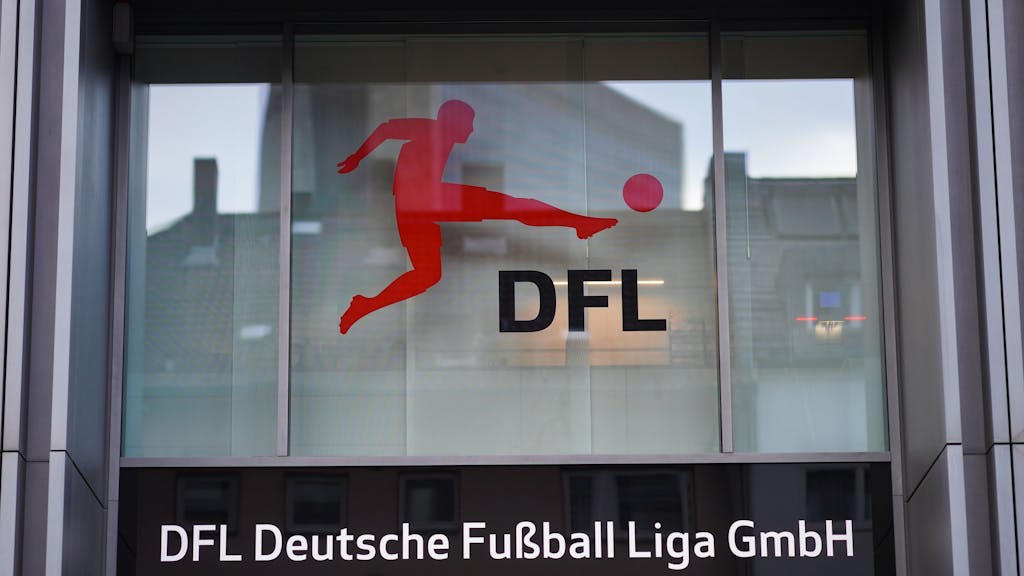 Das Logo der Deutschen Fußball Liga GmbH (DFL) am Eingang der DFL-Zentrale in Frankfurt/Main.