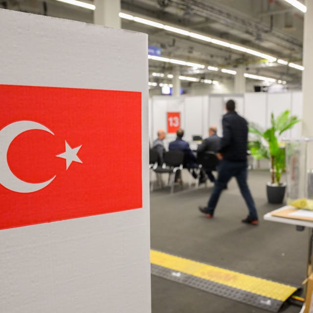 Ein Wahlkabine mit einer Flagge steht in einem Wahllokal für die türkische Präsidentschaftswahl in der Messe Hannover.
