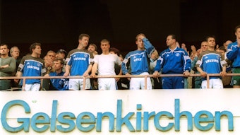 Der FC Schalke 04 präsentiert sich nach der „Meisterschaft der Herzen“ enttäuscht den Anhängern; v.li.: Andreas Möller, Radoslav Latal, Marco van Hoogdalem, Ebbe Sand, Niels Oude Kamphuis, Trainer Huub Stevens und Olaf Thon.