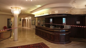 Bild aus dem Foyer eines leer stehenden Hotels.