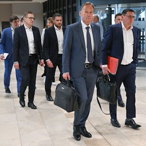 Geschäftsführer von Borussia Dortmund und DFL-Aufsichtsratsvorsitzender, Oliver Leki (r), Finanzvorstand vom SC Freiburg und einer der beiden Geschäftsführer der DFL GmbH, und Jan-Christian Dreesen (2.v.l.) sind auf dem Weg in die DFL-Mitgliederversammlung am Frankfurter Flughafen.