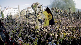 Massenhaft Fans jubeln in Dortmund nach dem Gewinn der Meistershat im Jahr 2012 (Symbolbild)