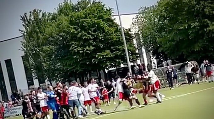 Screenshot eines Videos, welches die Massenschlägerei beim Kreisliga A-Spiel zwischen Niederkassel II und Troisdorf zeigt.
