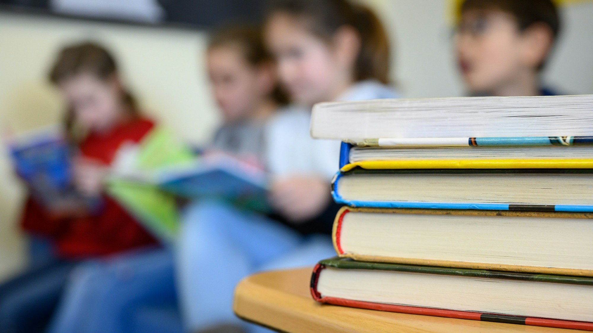 Kinder lesen in einer Grundschule. Kultusministerin Schopper hat offen auf Vorschläge der CDU Baden-Württemberg zur Behebung von Sprachproblemen bei Kindern reagiert.