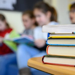 Kinder lesen in einer Grundschule. Kultusministerin Schopper hat offen auf Vorschläge der CDU Baden-Württemberg zur Behebung von Sprachproblemen bei Kindern reagiert.